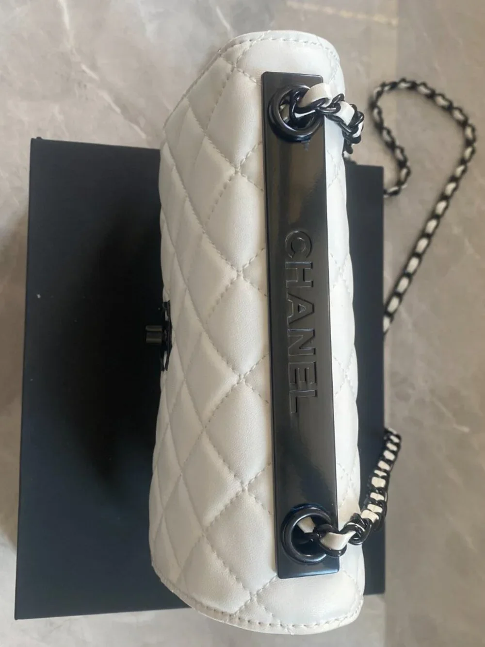 Chanel diamond-pattern crossbody bag or shoulder bag - Picture 3 of 6
